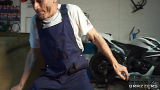 Car Mechanic Jordi El Nino Polla in Anal Action with Brunette MILF Cougar Jada Sparks