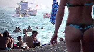 Beach voyeur captures a sexy slender babe in a tight bikini