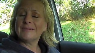 Naughty mature Robyn Ryder spreads her legs in the car to play