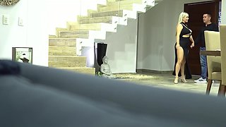 Beautiful blonde babe likes muff divers