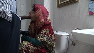 Kurdish Granny Blowjob: Mature MILF Sucks African Immigrant's Cock Till Cum in Mouth