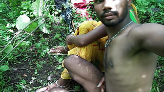 Indian village couple coming fast time nearest area and sex with outdoor romantic hot fun.