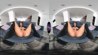 Skinny teen Breiny Zoe masturbates on the sofa in vr