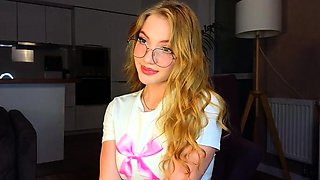 PUSSY BABE BRUNETTE masturbating