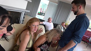 Amateur orgy at home with bunch of older people who love it hard