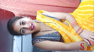 Indian Siya Bhabhi Honeymoon in Train with Strange Passenger