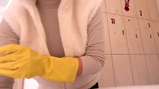 My Stepsister in Yellow Dishwashing Gloves Takes a Bath with a Dildo and Lots of White Foam and Soap