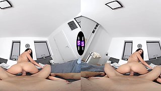 Peaches' plump lips wrap around Alyssa in VR