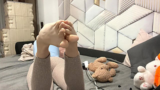 Touch yourself while my FEET ignore you