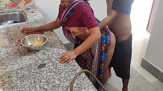 Indian Aunty Ko Kitchen Pe Husband Ne Pelke Chuda, Indian Big Boobs Bhabhi Sex Affairs in Kitchen, Indian Bhabhi Ki Chudai