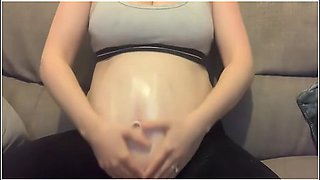 Moisturising My Pregnant Bump With Lotion