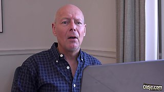 Sexy Chica Ignites Blonde Desire with Squirting Passion