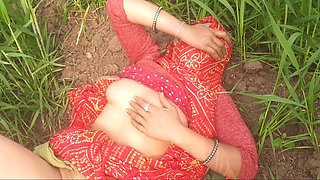 Pussy is scratching in the outdoor field, father-in-law saw me in the field, daughter-in-law, take my penis, don't put a finger in the field.