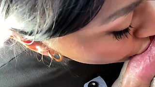 Mulher brasileira faz boquete em supermercado em cena