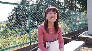 美人妻がパンティ越しのオマンコ愛撫とクンニで快楽にとろける