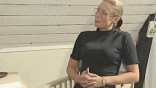 Eva Fucks Boss Efter Signering Kontrakt