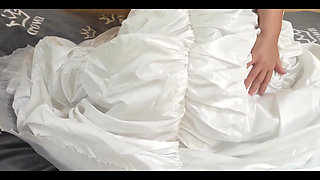 The Bride Seduced the Guy and Opened Her Sweet Wet Pussy to Him