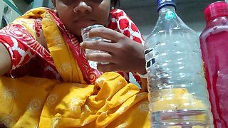 Bhabi ne pura desi ka bottle khali kor diya    Bhabhi ne pre desi bottle khali koradia    Body Ekta Bengaler Empty the bottle blank