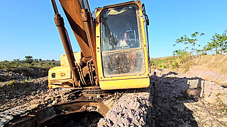 Irresponsible Operator Abandons Work to Engage in Transactions Inside a Machine During Working Hours