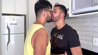 Leo Saquetto And Marcos Goiano - Encarando A Pica Grossa Do Boy Malhado - Sexo Gay Sem Camisinha - Putos Fodendo Na Cozinha - Vizinho Da Pica Grossa Fodeu Meu Rabo