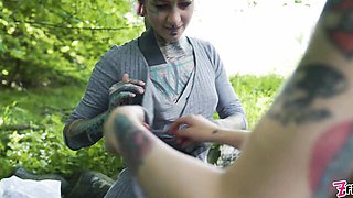 Anuskatzz and Silvia's tattoo piercing action