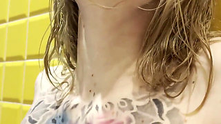 Step daddy caught me, in the bathroom while I was washing, and made my pussy cum. Karneli Bandi