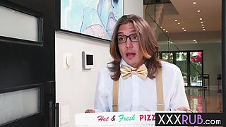 Magnificent blondie nubile Sea Lynn delivered super-fucking-hot pizza to giant man-meat Axel Haze