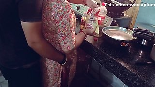 Kitchen Me Kam Karti Hui Bhabhi Ko Pela