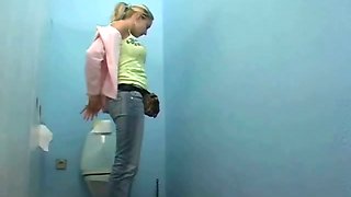 Quick toilet fuck
