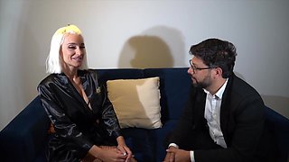 Lila mixes sex... and literature! - Jacquie et Michel TV