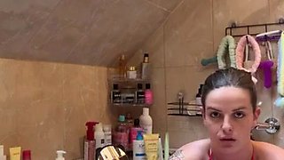 Gorgeous cougar black-haired Katy Soles very first washes raw feet and then her flawless toes with soap