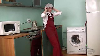 Lisa Musa Fingers Her Hairy Little Pussy