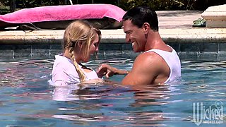 Sexy blonde tourist girl Brynn Tyler blows dick in the pool
