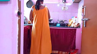 Hot Bhabhi Run For Pissing During Cooking