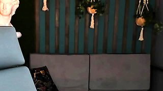 Amateur webcam girl masturbate big dildo