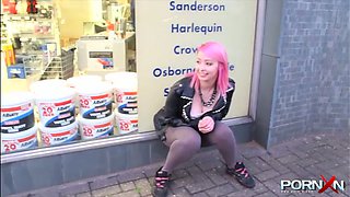 Kinky pink haired emo girlie in tight yoga pants pisses outdoors for dude