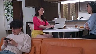 Japanese mommy getting her juicy asian pussy fingered
