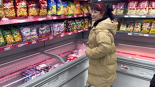 The Girl at the Supermarket Grabs My Dick and Ends up Inviting Me to Watch a Movie, I End up Fucking Her Hard.